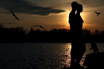 Maschsee am Abend: Konturen vor dem Sonnenuntergang